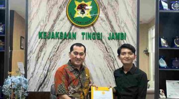 Ketua Permahi jambi menyerahkan  kajian pengelolaan aset negara, penguatan paradigma hukum modern hingga optimalisasi pemulihan kerugian negara keoada Bpk M. Husaini S.H., M.H.,  Asisten Intelijen Kejati Jambi.