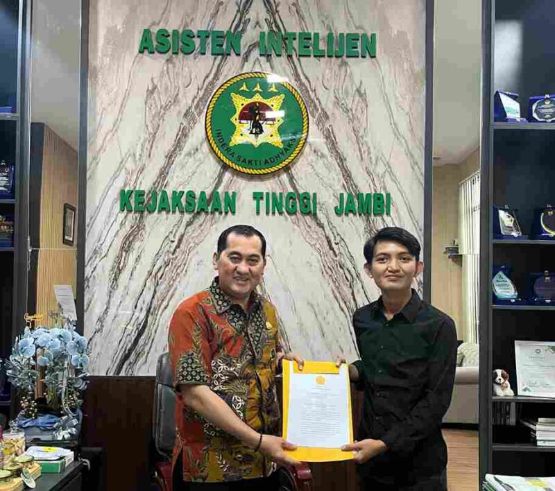 Ketua Permahi jambi menyerahkan  kajian pengelolaan aset negara, penguatan paradigma hukum modern hingga optimalisasi pemulihan kerugian negara keoada Bpk M. Husaini S.H., M.H.,  Asisten Intelijen Kejati Jambi.
