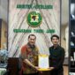 Ketua Permahi jambi menyerahkan  kajian pengelolaan aset negara, penguatan paradigma hukum modern hingga optimalisasi pemulihan kerugian negara keoada Bpk M. Husaini S.H., M.H.,  Asisten Intelijen Kejati Jambi.