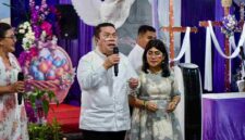 Wali Kota Pematangsiantar, Wesly Silalahi, S.H., M.Kn., bersama Ketua TP PKK Ny. Liswati Wesly Silalahi menghadiri Perayaan Paskah Aparatur Sipil Negara (ASN) Pemerintah Kota (Pemko) Pematangsiantar yang digelar di rumah dinas wali kota, Jalan M.H. Sitorus, Kelurahan Teladan, Kecamatan Siantar Barat, Jumat sore, 8 Mei 2026.