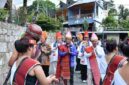 Nuansa adat dan kehangatan budaya Batak menyambut kedatangan Wakil Menteri Perencanaan Pembangunan Nasional (Wamen PPN)/ Wakil Kepala Bappenas Febrian Alphyanto Ruddyard  bersama rombongan di Objek Wisata Huta Siallagan, Kecamatan Simanindo, Jumat (08/05/2026).
