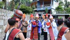 Nuansa adat dan kehangatan budaya Batak menyambut kedatangan Wakil Menteri Perencanaan Pembangunan Nasional (Wamen PPN)/ Wakil Kepala Bappenas Febrian Alphyanto Ruddyard  bersama rombongan di Objek Wisata Huta Siallagan, Kecamatan Simanindo, Jumat (08/05/2026).
