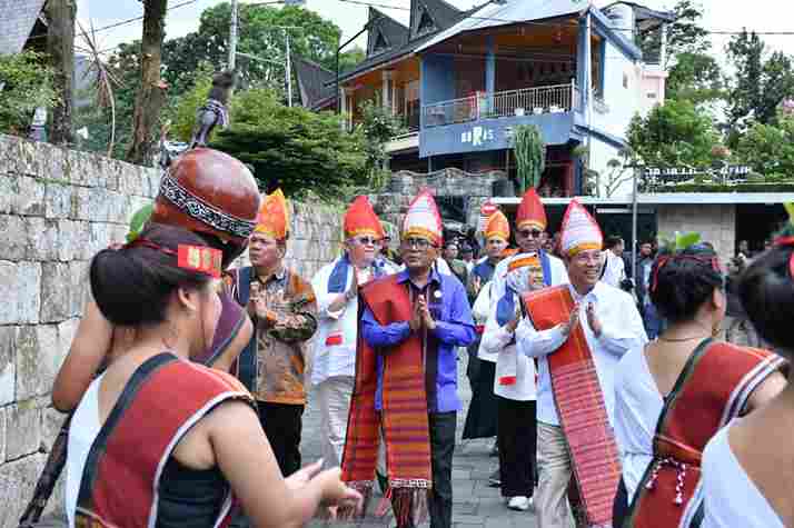 Nuansa adat dan kehangatan budaya Batak menyambut kedatangan Wakil Menteri Perencanaan Pembangunan Nasional (Wamen PPN)/ Wakil Kepala Bappenas Febrian Alphyanto Ruddyard  bersama rombongan di Objek Wisata Huta Siallagan, Kecamatan Simanindo, Jumat (08/05/2026).

