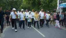 Kegiatan jalan santai dalam rangka Dies Natalis ke-40 Universitas Asahan (UNA) yang digelar di Lapangan Sepak Bola Kampus UNA, Jalan Latsitarda, Kelurahan Kisaran Naga, Kecamatan Kota Kisaran Timur, Kabupaten Asahan, Sabtu pagi, 9 Mei 2026.