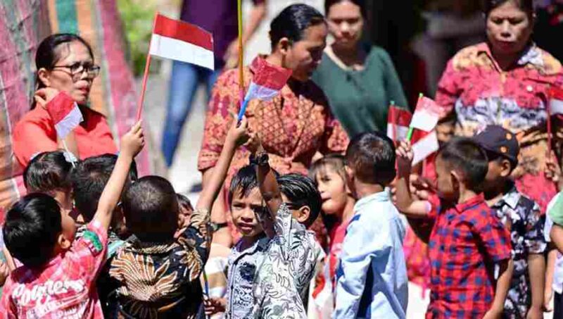 Masyarakat Miangas, Kabupaten Kepulauan Talaud, Provinsi Sulawesi Utara, menyambut kedatangan Presiden Prabowo Subianto pada Sabtu, 9 Mei 2026. Foto: BPMI Setpres
