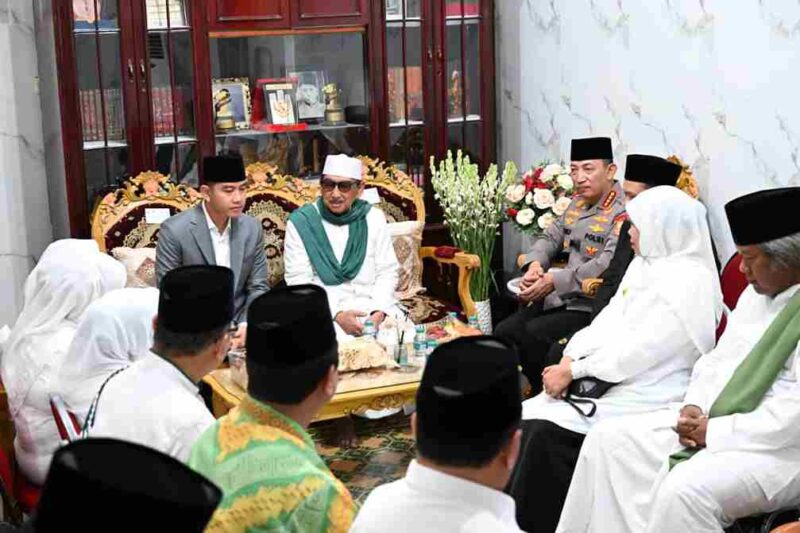 Wapres Gibran Rakabuming bersilaturahmi dengan kiai sepuh di Ponpes Bahrul Ulum Jombang saat menghadiri Haul KH Wahab Chasbullah.