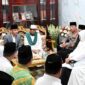 Wapres Gibran Rakabuming bersilaturahmi dengan kiai sepuh di Ponpes Bahrul Ulum Jombang saat menghadiri Haul KH Wahab Chasbullah.