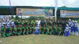 Bupati Asahan, Taufik Zainal Abidin, foto bersama salah satu peserta. 