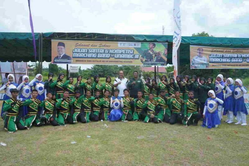 Bupati Asahan, Taufik Zainal Abidin, foto bersama salah satu peserta. 