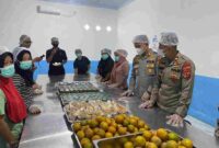 Kapolres Tapanuli Tengah, AKBP Muhammad Alan Haikel, S.K.M., S.I.K., M.I.K., saat meninjau dapur SPPG. 