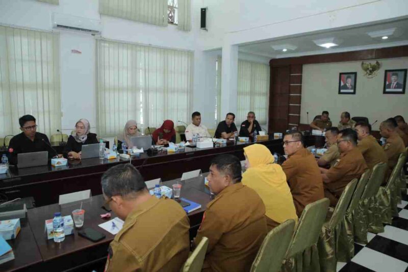 Pemerintah Kabupaten Asahan menerima laporan akhir feasibility study (FS) atau studi kelayakan pembangunan Gerai UMKM Kabupaten Asahan dalam kegiatan yang berlangsung di Aula Mawar Kantor Bupati Asahan, Senin, 11 Mei 2026.