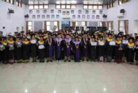 Wali Kota Pematangsiantar Wesly Silalahi menghadiri wisuda 65 peserta Sekolah Lansia Mandiri di Balai Kota Pematangsiantar.
