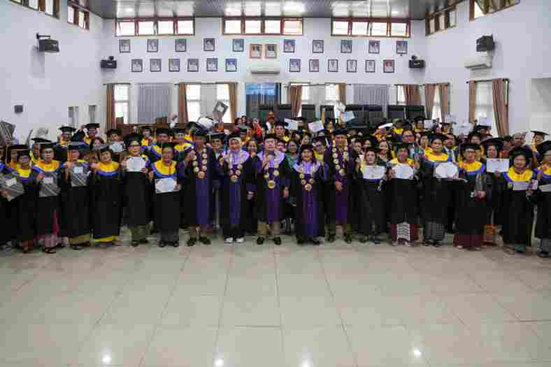 Wali Kota Pematangsiantar Wesly Silalahi menghadiri wisuda 65 peserta Sekolah Lansia Mandiri di Balai Kota Pematangsiantar.