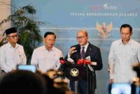 Menteri Koordinator Bidang Infrastruktur dan Pembangunan Kewilayahan Agus Harimurti Yudhoyono, Menteri Investasi dan Hilirisasi Rosan Roeslani, Menteri Pekerjaan Umum Dody Hanggodo, Wakil Menteri Kelautan dan Perikanan sekaligus Kepala Badan Otorita Pengelola Pantai Utara Jawa (BPPOJ) Didit Herdiawan Ashaf memberikan keterangannya kepada awak media usai diterima Presiden Prabowo Subianto, di Istana Kepresidenan Jakarta, pada Selasa, 12 Mei 2026.