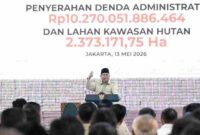 Presiden Prabowo Subianto menyaksikan langsung penyerahan denda administratif sebesar Rp10.270.051.886.464 dan lahan kawasan hutan seluas 2.373.171,75 hektare dalam acara yang digelar di kompleks Kejaksaan Agung Republik Indonesia, Jakarta, pada Rabu, 13 Mei 2026.