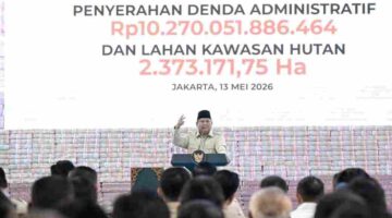 Presiden Prabowo Subianto menyaksikan langsung penyerahan denda administratif sebesar Rp10.270.051.886.464 dan lahan kawasan hutan seluas 2.373.171,75 hektare dalam acara yang digelar di kompleks Kejaksaan Agung Republik Indonesia, Jakarta, pada Rabu, 13 Mei 2026.