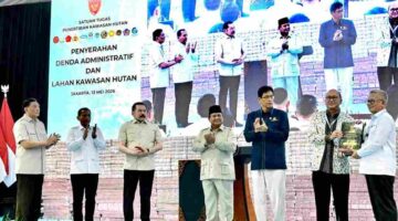 Presiden Prabowo Subianto menyaksikan Penyerahan Denda Administratif dan Lahan Kawasan Hutan yang diselenggarakan di Kompleks Kejaksaan Agung Republik Indonesia, Jakarta, pada Rabu, 13 Mei 2026.