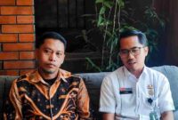 Orang tua siswa, Robby Cahyadi dan perwakilan Dinas Pendidikan saat ditemui di sela kegiatan wisuda dan perpisahan siswa SMP Panca Budi di Hotel Le Polonia, Medan, Rabu, 13 Mei 2026.
