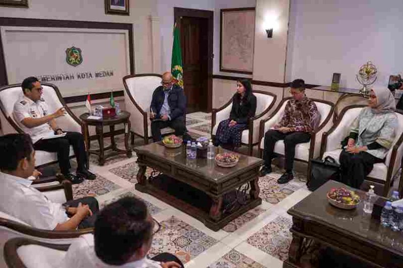 Wali Kota Medan, Rico Tri Putra Bayu Waas, saat menerima audiensi Direktur Eksekutif sekaligus Sekretaris Dewan Pengurus Asosiasi Pemerintah Kota Seluruh Indonesia, Alwis Rustam, bersama jajaran Pijar Foundation di Balai Kota Medan, Rabu, 13 Mei 2026.