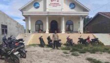 Salah satu Personel Polsek Dolok Pardamean melaksanakan pengamanan kegiatan ibadah peringatan Kenaikan Isa Almasih 2026.