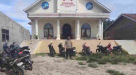 Salah satu Personel Polsek Dolok Pardamean melaksanakan pengamanan kegiatan ibadah peringatan Kenaikan Isa Almasih 2026.