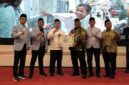 Wali Kota Pematangsiantar Wesly Silalahi menerima penghargaan BKPRMI.