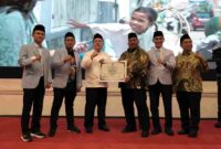 Wali Kota Pematangsiantar Wesly Silalahi menerima penghargaan BKPRMI.