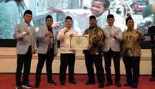 Wali Kota Pematangsiantar Wesly Silalahi menerima penghargaan BKPRMI.