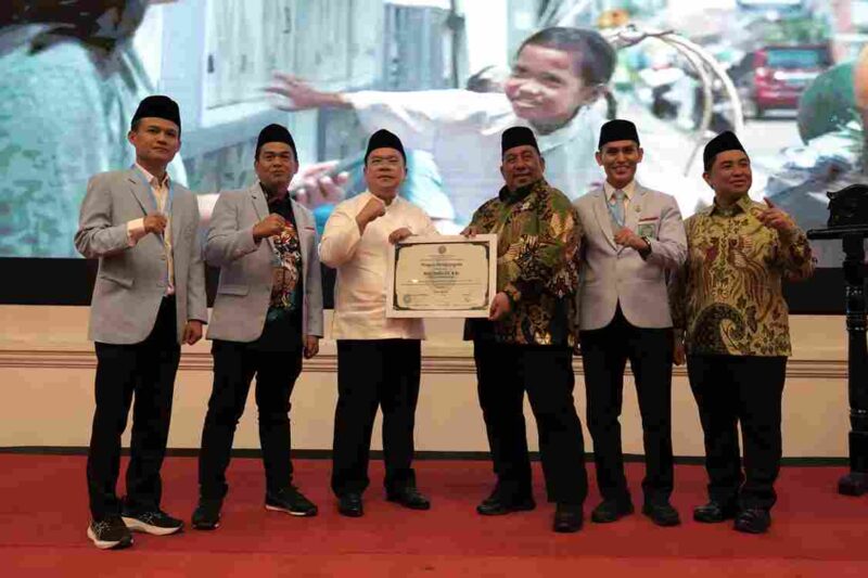 Wali Kota Pematangsiantar Wesly Silalahi menerima penghargaan BKPRMI.