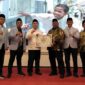 Wali Kota Pematangsiantar Wesly Silalahi menerima penghargaan BKPRMI.