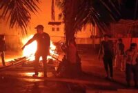 Polda Sumut bersama Polres Labuhanbatu membongkar dan membakar barak diduga tempat penyalahgunaan narkoba di Aek Kanopan Timur.