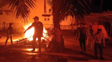Polda Sumut bersama Polres Labuhanbatu membongkar dan membakar barak diduga tempat penyalahgunaan narkoba di Aek Kanopan Timur.