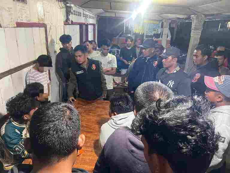 Personel gabungan Polres Karo dan Polsek Munte membubarkan tawuran antar pemuda di Desa Kineppen, Kabupaten Karo, Jumat dini hari.