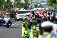 Presiden Prabowo Subianto tiba di Kabupaten Nganjuk, Jawa Timur, pada Sabtu, 16 Mei 2026, disambut hangat dan penuh antusiasme oleh masyarakat, para pelajar, hingga kalangan buruh yang telah memadati sepanjang ruas jalan menuju lokasi peresmian Museum Ibu Marsinah dan Rumah Singgah.