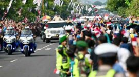 Presiden Prabowo Subianto tiba di Kabupaten Nganjuk, Jawa Timur, pada Sabtu, 16 Mei 2026, disambut hangat dan penuh antusiasme oleh masyarakat, para pelajar, hingga kalangan buruh yang telah memadati sepanjang ruas jalan menuju lokasi peresmian Museum Ibu Marsinah dan Rumah Singgah.