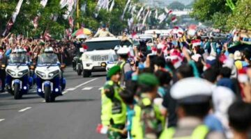 Presiden Prabowo Subianto tiba di Kabupaten Nganjuk, Jawa Timur, pada Sabtu, 16 Mei 2026, disambut hangat dan penuh antusiasme oleh masyarakat, para pelajar, hingga kalangan buruh yang telah memadati sepanjang ruas jalan menuju lokasi peresmian Museum Ibu Marsinah dan Rumah Singgah.