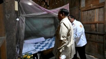 Presiden Prabowo Subianto melihat langsung kondisi kamar Marsinah pada peresmian Museum Ibu Marsinah dan Rumah Singgah di Desa Nglundo, Kecamatan Sukomoro, Kabupaten Nganjuk, Jawa Timur, pada Sabtu, 16 Mei 2026.