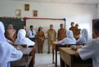 Wali Kota Pematangsiantar Wesly Silalahi meninjau Program Makan Bergizi Gratis di SMP Negeri 4 usai menjadi pembina upacara.
