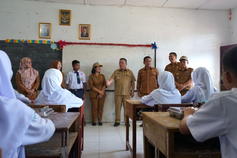 Wali Kota Pematangsiantar Wesly Silalahi meninjau Program Makan Bergizi Gratis di SMP Negeri 4 usai menjadi pembina upacara.