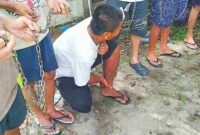 Hotman, warga asal pekanbaru dan juga seorang pasien NAZPA memperagakan saat leher dan kaki dirantai. 