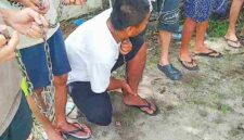 Hotman, warga asal pekanbaru dan juga seorang pasien NAZPA memperagakan saat leher dan kaki dirantai. 