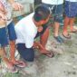 Hotman, warga asal pekanbaru dan juga seorang pasien NAZPA memperagakan saat leher dan kaki dirantai. 