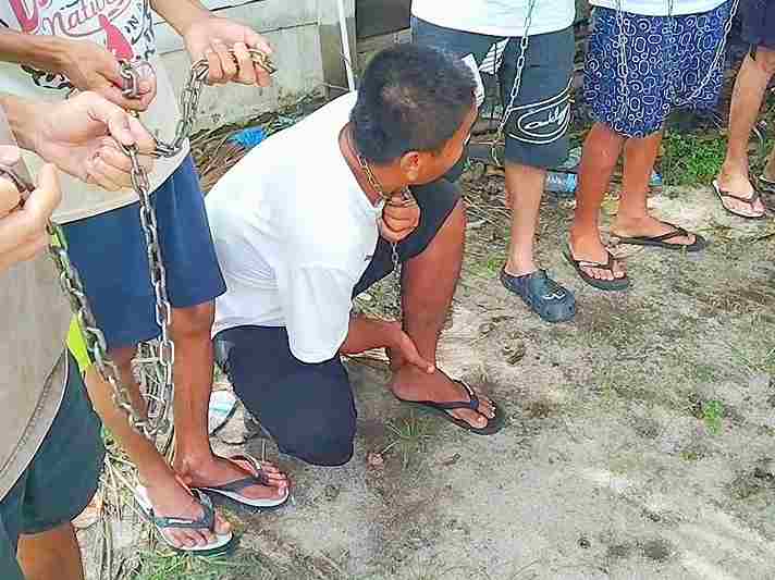 Hotman, warga asal pekanbaru dan juga seorang pasien NAZPA memperagakan saat leher dan kaki dirantai. 