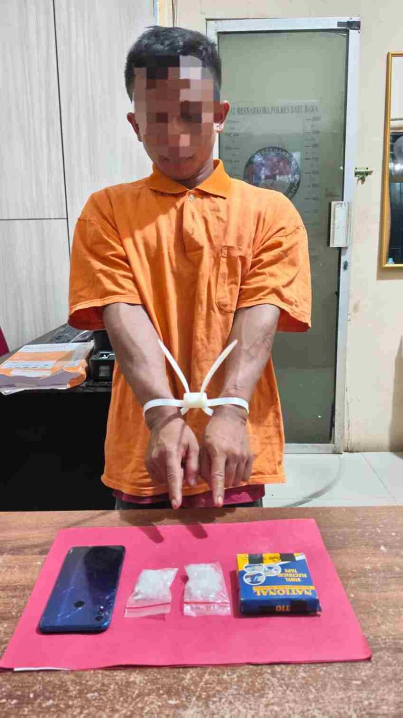 polisi mengamankan seorang pria berinisial A.B. (22), warga Kecamatan Bandar Masilam, Kabupaten Simalungun, beserta barang bukti diduga sabu dengan berat bruto hampir 20 gram.