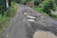 Kondisi Jalan Sibatu-batu di Kelurahan Tengkoh, Kecamatan Panombean Panei, Kabupaten Simalungun.