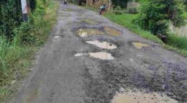 Kondisi Jalan Sibatu-batu di Kelurahan Tengkoh, Kecamatan Panombean Panei, Kabupaten Simalungun.