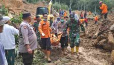 Dua korban tanah longsor di Batangtoru, Tapanuli Selatan, ditemukan meninggal dunia setelah pencarian tim gabungan selama dua hari.