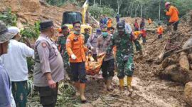Dua korban tanah longsor di Batangtoru, Tapanuli Selatan, ditemukan meninggal dunia setelah pencarian tim gabungan selama dua hari.