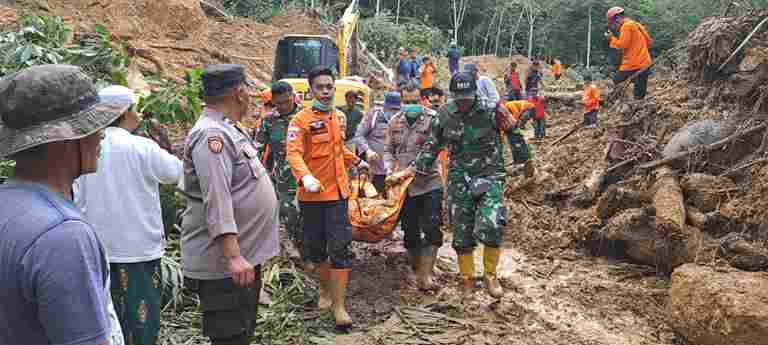 Dua korban tanah longsor di Batangtoru, Tapanuli Selatan, ditemukan meninggal dunia setelah pencarian tim gabungan selama dua hari.