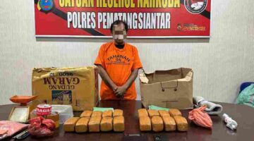 Satresnarkoba Polres Pematangsiantar mengungkap peredaran ganja 7,17 kilogram dan menangkap satu tersangka.
